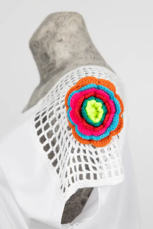 bluzka-biala-z-szydełkową-wtawką-na-ramieniu-marka-vippi-design-2a.jpg
