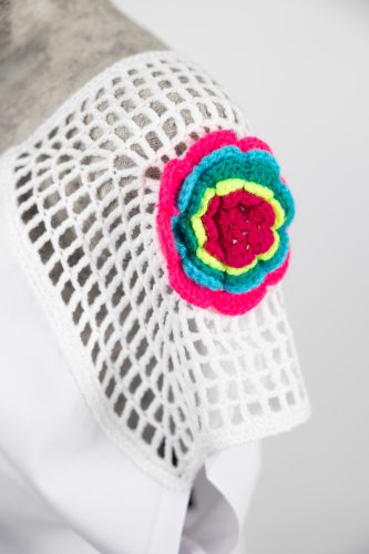 bluzka-biala-z-szydełkową-wtawką-na-ramieniu-marka-vippi-design-4c.jpg