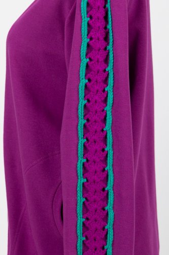bluza-bomberka-cyklamenowa-z-szydełkowymi-lampasami-na-rękawach,-mark-vippi-design.jpg