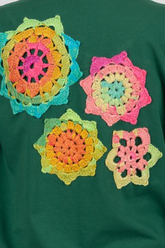 bluza-bomberka-zielonaz-szydełkowymii--rozetami,-marka-vippi-design-2.jpg