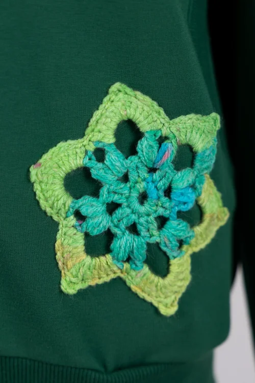bluza-bomberka-zielonaz-szydełkowymii--rozetami,-marka-vippi-design.jpg
