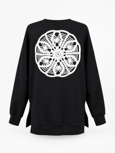 bluza-oversize-czarnaz-szydełkowymi-aplikacjami--marka-vippi-design-2.jpg
