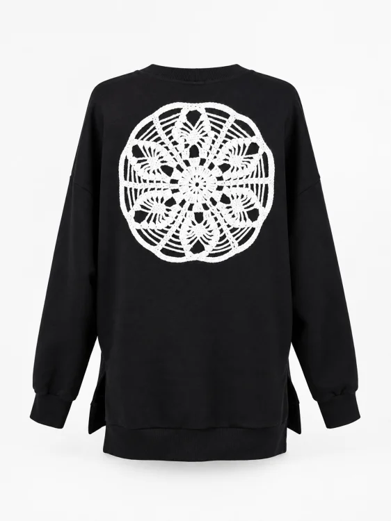 bluza-oversize-czarnaz-szydełkowymi-aplikacjami--marka-vippi-design-2.jpg