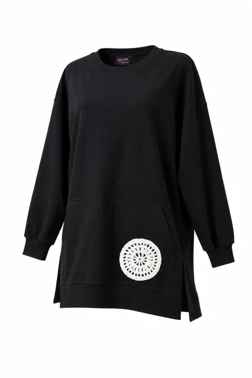 bluza-oversize-czarnaz-szydełkowymi-aplikacjami--marka-vippi-design-.jpg