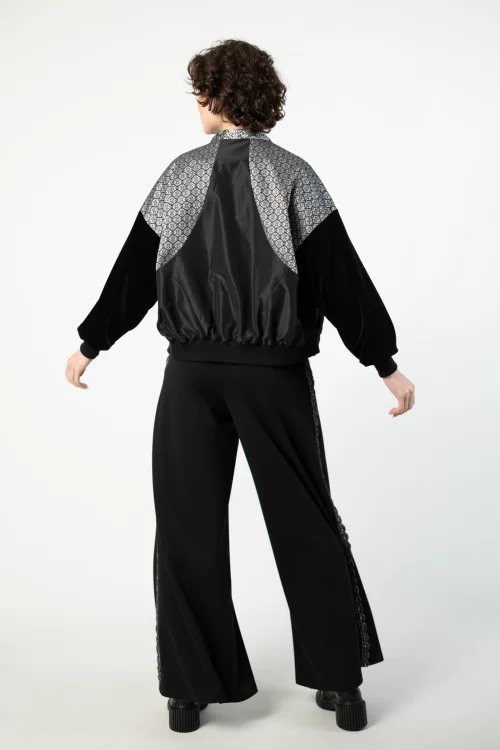 bluza oversize patchworkowa srebrna i spodnie dzwony ze srebrnymi szydełkowymi lampasami   marka VIPPI DESIGN (10).jpg
