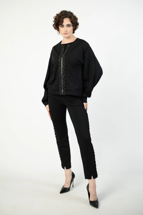 bluza z szydełkową koronką i bufiastymi rękawami prost bez ściągaczy i i spodnie z pęknięciem na nogawce i szydełkowym lampasem marka VIPPI DESIGN  (2).jpg