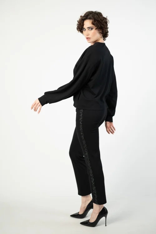 bluza z szydełkową koronką i bufiastymi rękawami prost bez ściągaczy i i spodnie z pęknięciem na nogawce i szydełkowym lampasem marka VIPPI DESIGN  (3).jpg