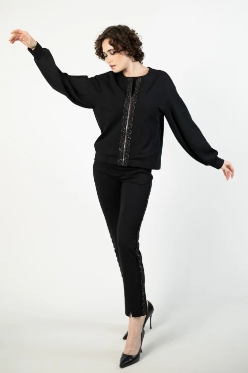 bluza z szydełkową koronką i bufiastymi rękawami prost bez ściągaczy i i spodnie z pęknięciem na nogawce i szydełkowym lampasem marka VIPPI DESIGN  (5).jpg