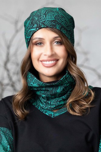 komin-i--czapka--i-bluzka-trapezowa-czarna-dekolt-V-spodnie-sportowe-z-lampasami-AZURE-vippi-design--3.jpg