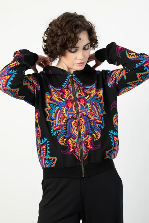 bluza krótka bomberka z kapturem i szydelkowym lampasem na rękawch kolekcja MEXICO violet  marka VIPPI DESIGN (4).jpg