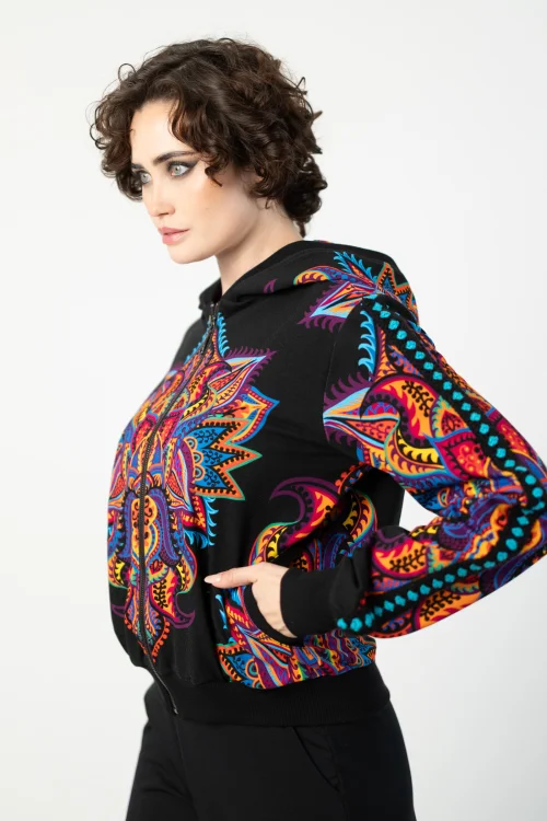 bluza krótka bomberka z kapturem i szydelkowym lampasem na rękawch kolekcja MEXICO violet  marka VIPPI DESIGN (5).jpg
