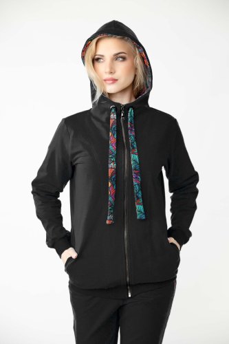 bluza-z-kapturem-i-golferm-czarnai-spodnie-czarne-z-lampasami-marka-Vippi-design-10.jpg