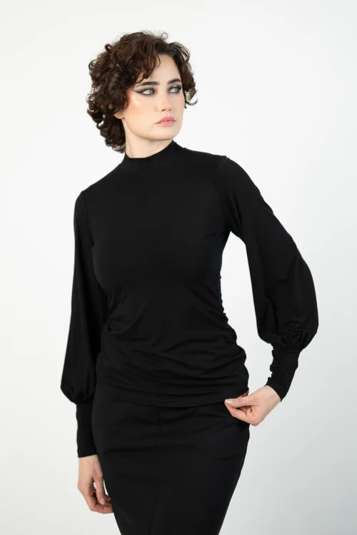 bluzka czarna wiskozowa ze stójką  i bufkami przy mankietach marka VIPPI DESIGN (1).jpg