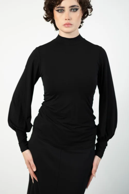 bluzka czarna wiskozowa ze stójką  i bufkami przy mankietach marka VIPPI DESIGN (3).jpg