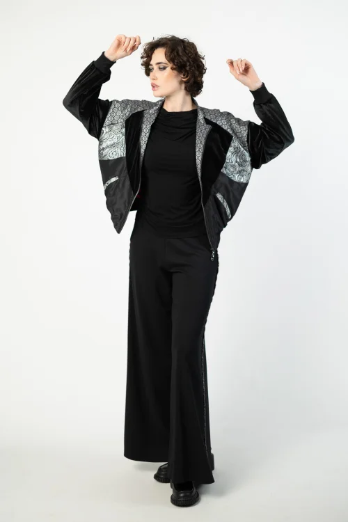 bluza oversize patchworkowa srebrna i spodnie dzwony ze srebrnymi szydełkowymi lampasami   marka VIPPI DESIGN (7).jpg