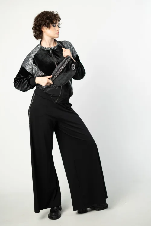 bluza oversize patchworkowa srebrna i spodnie dzwony ze srebrnymi szydełkowymi lampasami   i torebka nerka srebrna marka VIPPI DESIGN  (1).jpg