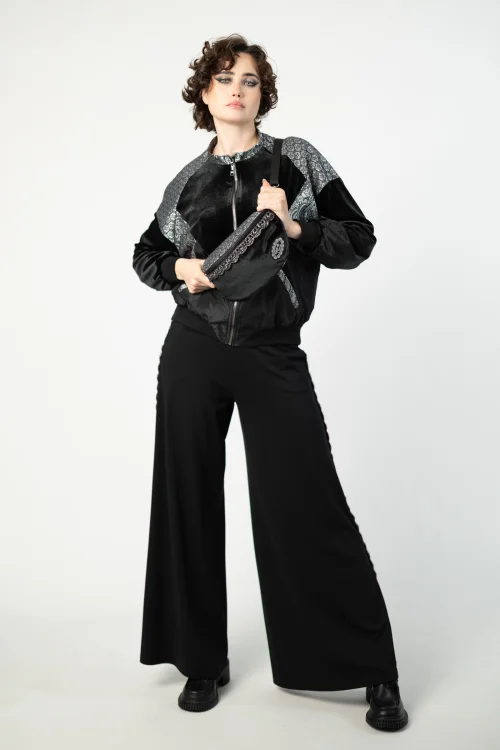bluza oversize patchworkowa srebrna i spodnie dzwony ze srebrnymi szydełkowymi lampasami   i torebka nerka srebrna marka VIPPI DESIGN  (2).jpg
