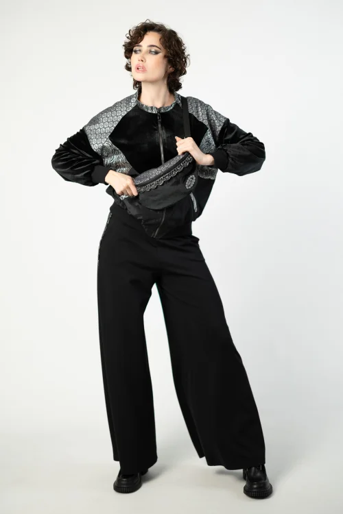 bluza oversize patchworkowa srebrna i spodnie dzwony ze srebrnymi szydełkowymi lampasami   i torebka nerka srebrna marka VIPPI DESIGN  (3).jpg