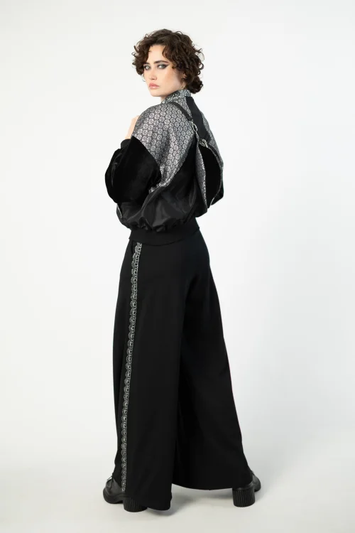 bluza oversize patchworkowa srebrna i spodnie dzwony ze srebrnymi szydełkowymi lampasami   i torebka nerka srebrna marka VIPPI DESIGN  (5).jpg