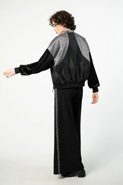 bluza oversize patchworkowa srebrna i spodnie dzwony ze srebrnymi szydełkowymi lampasami   marka VIPPI DESIGN (8).jpg