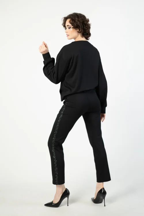 bluza z szydełkową koronką i bufiastymi rękawami prost bez ściągaczy i i spodnie z pęknięciem na nogawce i szydełkowym lampasem marka VIPPI DESIGN  (1).jpg