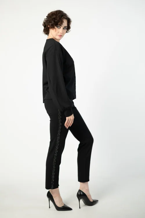 bluza z szydełkową koronką i bufiastymi rękawami prost bez ściągaczy i i spodnie z pęknięciem na nogawce i szydełkowym lampasem marka VIPPI DESIGN  (4).jpg