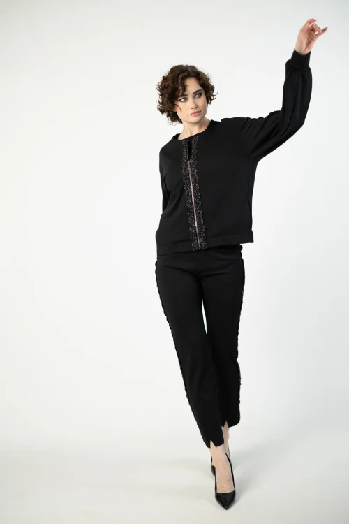 bluza z szydełkową koronką i bufiastymi rękawami prost bez ściągaczy i i spodnie z pęknięciem na nogawce i szydełkowym lampasem marka VIPPI DESIGN  (6).jpg