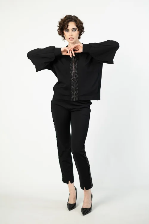 bluza z szydełkową koronką i bufiastymi rękawami prost bez ściągaczy i i spodnie z pęknięciem na nogawce i szydełkowym lampasem marka VIPPI DESIGN  (7).jpg