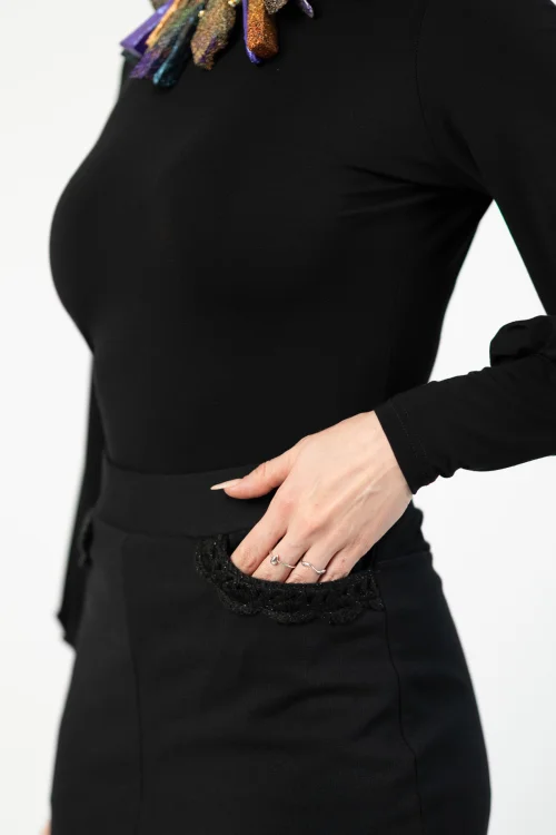 bluzka czarna wiskozowa ze stójką  i bufkami przy mankietach i spodnica midi dzwonek z szydełkowymi koronkami przy kieszeniach marka VIPPI DESIGN (1).jpg