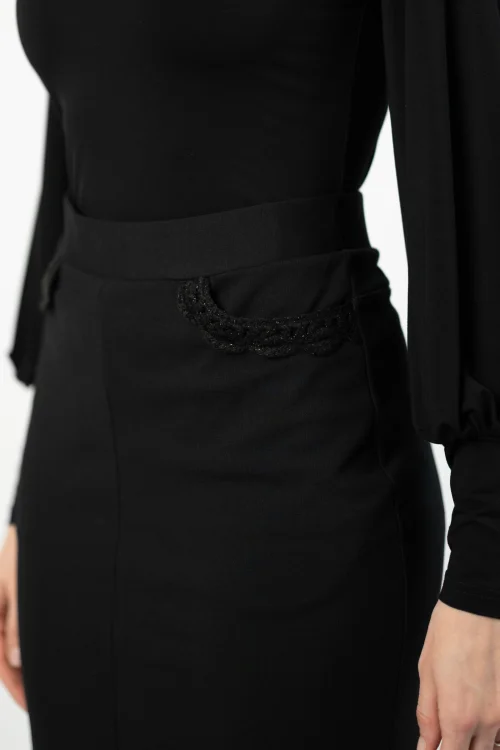 bluzka czarna wiskozowa ze stójką  i bufkami przy mankietach i spodnica midi dzwonek z szydełkowymi koronkami przy kieszeniach marka VIPPI DESIGN (2).jpg