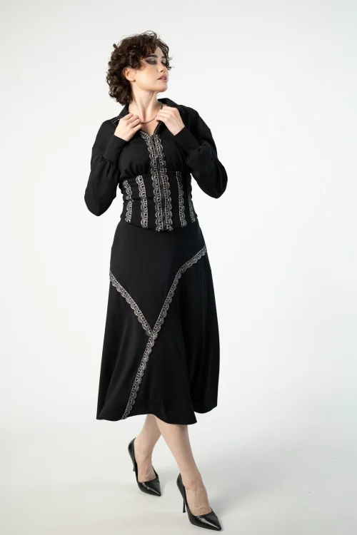 bluza gorsetowa ze stojką i spodnica midi  srebrnymi lampasami   marka VIPPI DESIGN  (13).jpg