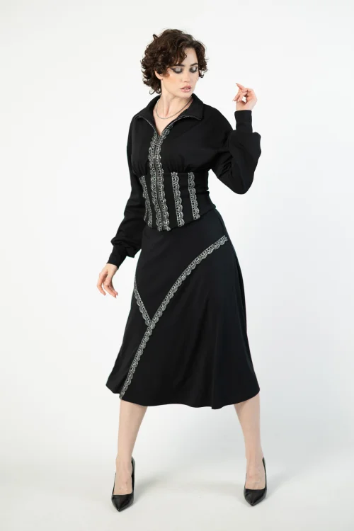 bluza gorsetowa ze stojką i spodnica midi  srebrnymi lampasami   marka VIPPI DESIGN  (15).jpg