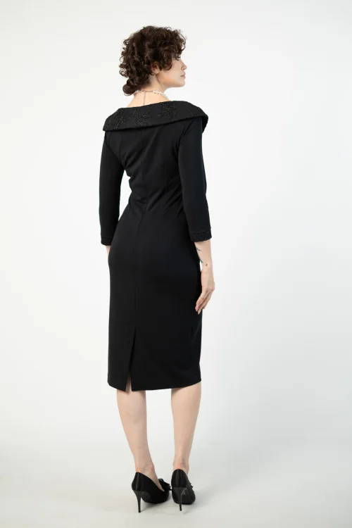 sukienka midi czarna dopasowana z kolnierzem i koronka na kołnierzzu marka VIPPI DESIGN (19).jpg