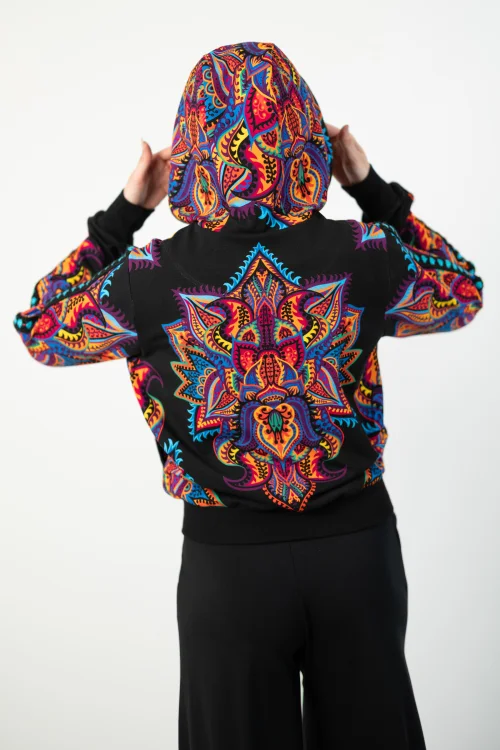 bluza krótka bomberka z kapturem i szydelkowym lampasem na rękawch kolekcja MEXICO violet  marka VIPPI DESIGN (9).jpg