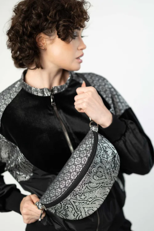 bluza-oversize-patchworkowa-srebrna-i-torebka-nerka-srebrna-marka-VIPPI-DESIGN-3.jpg
