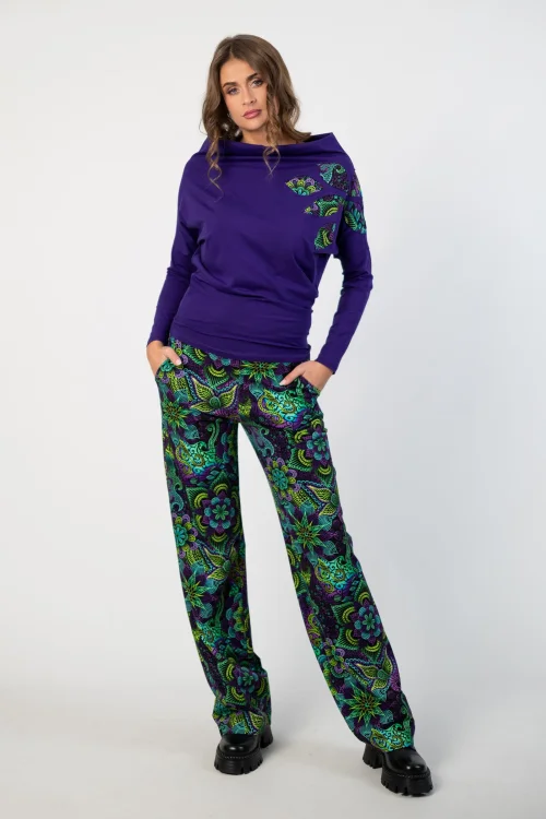 bluzka fioletowa z luźnym golfem i aplikacją na ramieniu, spodnie proste dresowe rękawiczki mitenki i czapka z daszkiem kolekcja LILY violet marka VIPPI DESIGN  (2).jpg