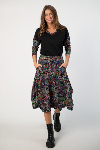 bluzka czarna trapezowa z kolorowymi rękawami i pliską przy dekolcie, dekolt V i spódnica midi origami krotka kolekcja RAVI black  marka VIPPI DESIGN (3).jpg