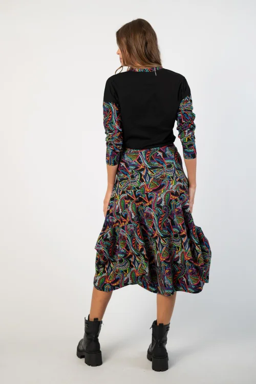 bluzka czarna trapezowa z kolorowymi rękawami i pliską przy dekolcie, dekolt V i spódnica midi origami krotka kolekcja RAVI black  marka VIPPI DESIGN (6).jpg