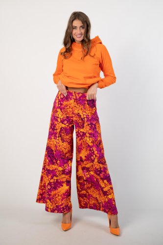 bluza pomarańczowa  z  szydełkową koronką na kapturze lmarka Katarzyna Gałaj art  i spodnie dzwony kolekcja AMBER marka VIPPI DESIGN (1).jpg