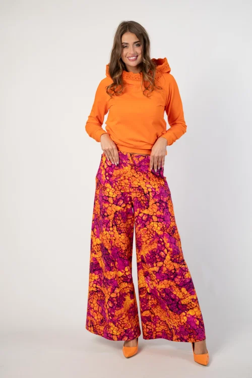 bluza pomarańczowa  z  szydełkową koronką na kapturze lmarka Katarzyna Gałaj art  i spodnie dzwony kolekcja AMBER marka VIPPI DESIGN (16).jpg