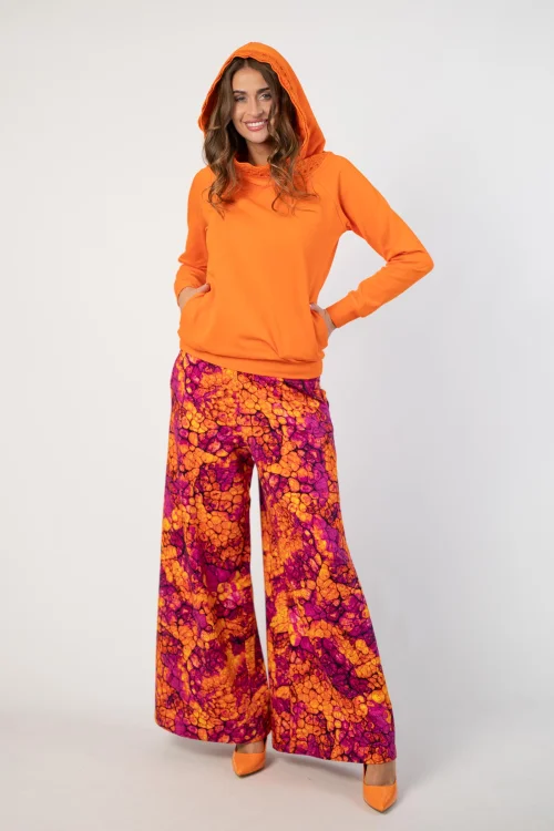 bluza pomarańczowa  z  szydełkową koronką na kapturze lmarka Katarzyna Gałaj art  i spodnie dzwony kolekcja AMBER marka VIPPI DESIGN (14).jpg