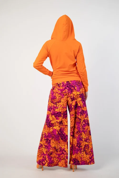 bluza pomarańczowa  z  szydełkową koronką na kapturze lmarka Katarzyna Gałaj art  i spodnie dzwony kolekcja AMBER marka VIPPI DESIGN (13).jpg