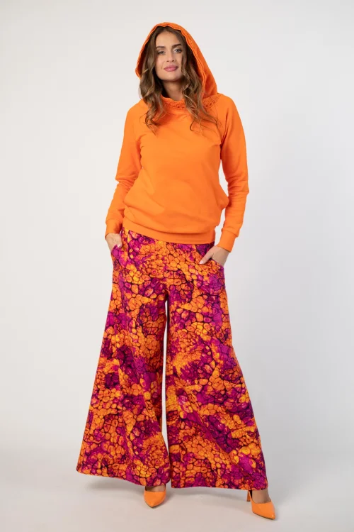 bluza pomarańczowa  z  szydełkową koronką na kapturze lmarka Katarzyna Gałaj art  i spodnie dzwony kolekcja AMBER marka VIPPI DESIGN (10).jpg