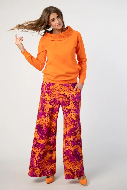 bluza pomarańczowa  z  szydełkową koronką na kapturze lmarka Katarzyna Gałaj art  i spodnie dzwony kolekcja AMBER marka VIPPI DESIGN (2).jpg