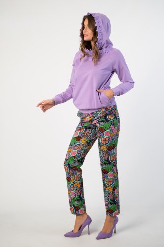 bluza fiolet lila z  szydełkową koronką na kapturze lmarka Katarzyna Gałaj art   i spodnie klasyczne z pęknięciami z przodu na nogawkach kolekcja PERU marka VIPPI DESIGN (11).jpg