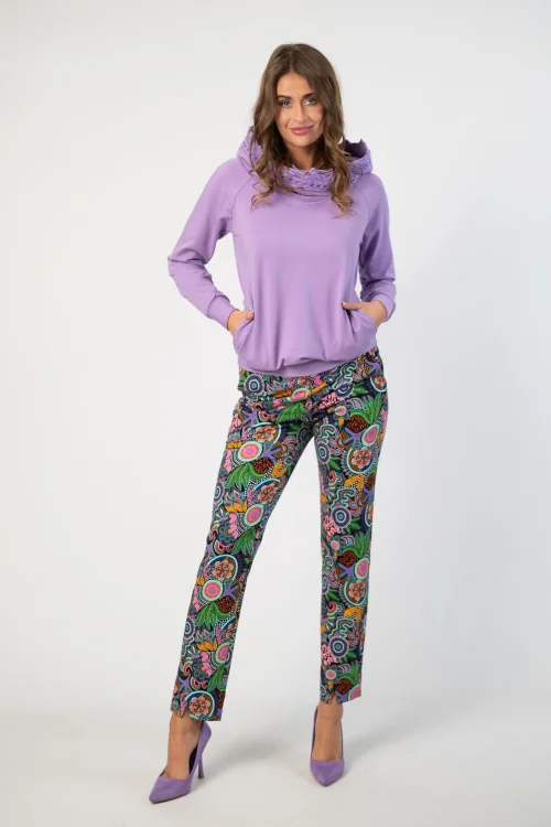 bluza fiolet lila z  szydełkową koronką na kapturze lmarka Katarzyna Gałaj art   i spodnie klasyczne z pęknięciami z przodu na nogawkach kolekcja PERU marka VIPPI DESIGN (7).jpg