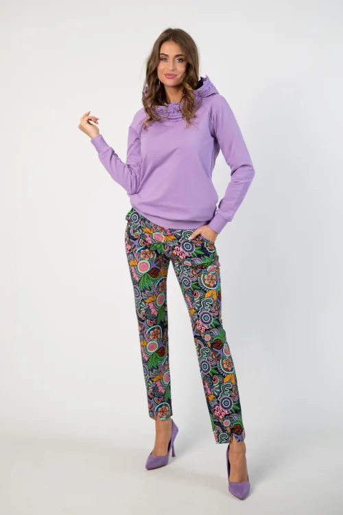bluza fiolet lila z  szydełkową koronką na kapturze lmarka Katarzyna Gałaj art   i spodnie klasyczne z pęknięciami z przodu na nogawkach kolekcja PERU marka VIPPI DESIGN (5).jpg