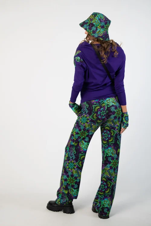 bluzka fioletowa z luźnym golfem i aplikacją na ramieniu, spodnie proste dresowe rękawiczki mitenki i czapka z daszkiem kolekcja LILY violet marka VIPPI DESIGN  (1).jpg