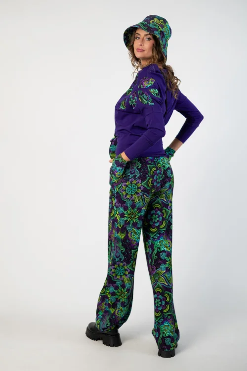 bluzka fioletowa z luźnym golfem i aplikacją na ramieniu, spodnie proste dresowe rękawiczki mitenki i czapka z daszkiem kolekcja LILY violet marka VIPPI DESIGN  (16).jpg
