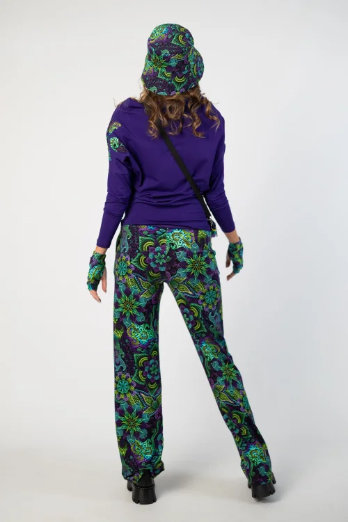 bluzka fioletowa z luźnym golfem i aplikacją na ramieniu, spodnie proste dresowe rękawiczki mitenki i czapka z daszkiem kolekcja LILY violet marka VIPPI DESIGN  (15).jpg